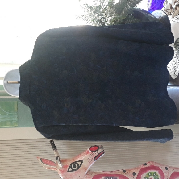 Women's shirt heavy duty material can even be worn as a jacket - Picture 3 of 5